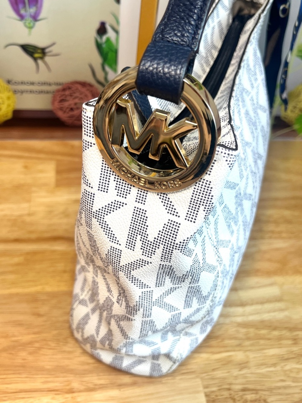 Michael Kors Crossbody Purse Bag Messenger White Navy Signature Logo - Picture 3 of 12